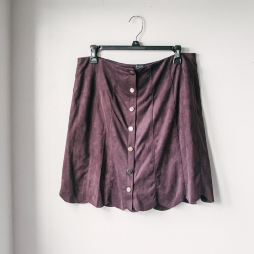 Chelsea & Theodore wine button scallop skirt L